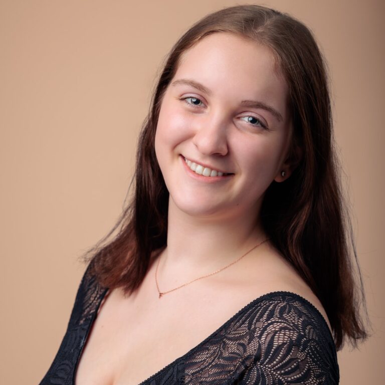 Fern Arnold Headshot 2025 1200x1200